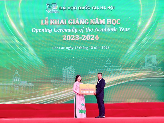 &nbsp;&Ocirc;ng Đỗ Đức Hải &ndash; Ph&oacute; Chủ tịch HĐQT ki&ecirc;m Ph&oacute; Tổng Gi&aacute;m đốc SHB đại diện ng&acirc;n h&agrave;ng trao tặng 30 m&aacute;y lọc nước v&agrave; 50 ghế đặt tại khu&ocirc;n vi&ecirc;n nh&agrave; trường v&agrave; k&yacute; t&uacute;c x&aacute;.