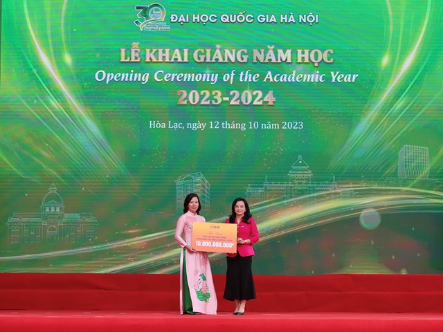 B&agrave; Ng&ocirc; Thu H&agrave; &ndash; Tổng Gi&aacute;m đốc SHB đại diện Quỹ Hỗ trợ T&agrave;i ch&iacute;nh, Ươm mầm t&agrave;i năng SHB trao tặng Đại học Quốc gia H&agrave; Nội 10 tỷ đồng