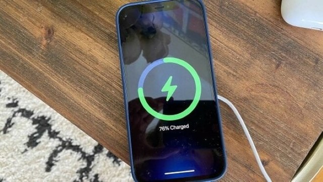N&ecirc;n hay kh&ocirc;ng việc sạc pin iPhone khi tắt nguồn? (Ảnh minh họa). &nbsp;