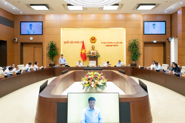 Ph&oacute; Chủ tịch QH Vũ Hồng Thanh điều h&agrave;nh nội dung phi&ecirc;n họp.