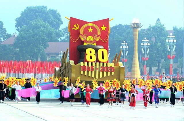 Tổ quốc Việt Nam là kết tinh của truyền thống văn hiến nghìn năm dựng nước và giữ nước; của bản lĩnh kiên cường, trí tuệ, lòng nhân ái và khát vọng vươn lên. Đó là sức mạnh bắt nguồn từ Nhân dân, thuộc về Nhân dân, vì Nhân dân. (Ảnh minh họa - VGP)