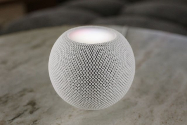HomePod mini c&oacute; gi&aacute; khởi điểm 99 USD. (Ảnh: The Verge)