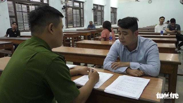 Cơ quan c&ocirc;ng an lấy lời khai những người li&ecirc;n quan trong vụ &aacute;n - Ảnh: A.B. &nbsp;