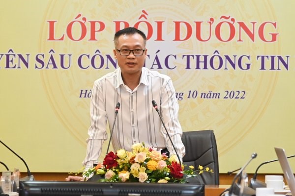 &Ocirc;ng Trần Ngọc H&agrave; - Ph&oacute; Tổng bi&ecirc;n tập B&aacute;o Ph&aacute;p luật Việt Nam chia sẻ tại lớp bồi dưỡng (Ảnh: L&ecirc; Huy)