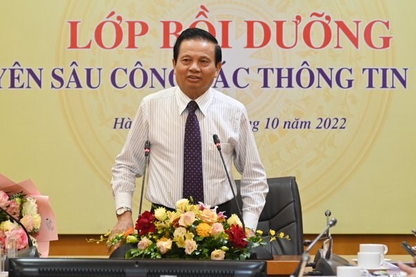Tiến sĩ L&ecirc; Do&atilde;n Hợp - nguy&ecirc;n Ủy vi&ecirc;n Trung ương Đảng, nguy&ecirc;n Bộ trưởng Bộ Th&ocirc;ng tin v&agrave; Truyền th&ocirc;ng chia sẻ tại lớp bồi dưỡng (Ảnh: L&ecirc; Huy)