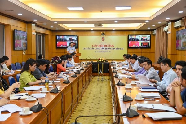 To&agrave;n cảnh lớp bồi dưỡng chuy&ecirc;n s&acirc;u về c&ocirc;ng t&aacute;c th&ocirc;ng tin b&aacute;o ch&iacute; (Ảnh: L&ecirc; Huy)
