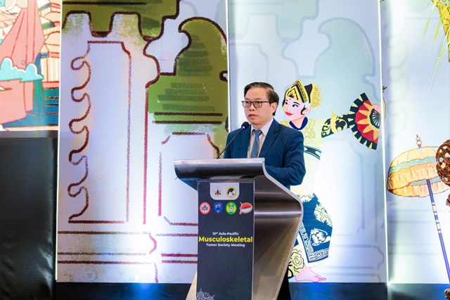 GS.TS.BS Trần Trung Dũng tr&igrave;nh b&agrave;y b&aacute;o c&aacute;o tại hội nghị