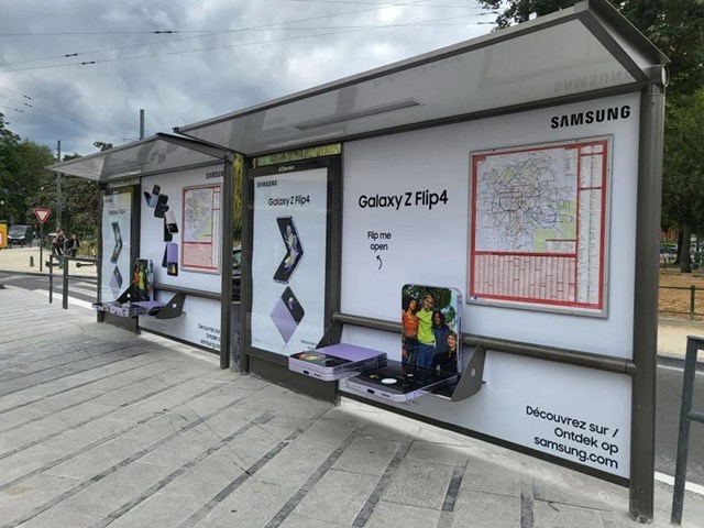 Ấn tượng c&#225;ch Samsung quảng c&#225;o điện thoại gập tr&#234;n to&#224;n thế giới - Ảnh 2
