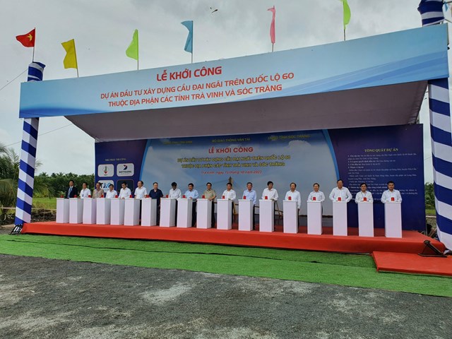 Nghi thức động thổ x&acirc;y dựng cầu Đại Ng&atilde;i. Ảnh: Nguyễn Trung.