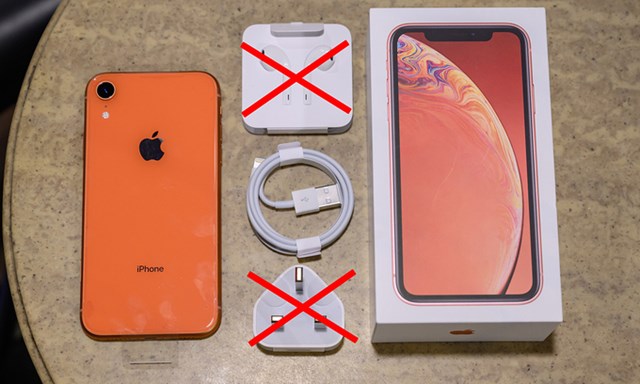 iPhone XR từng c&oacute; sạc v&agrave; tai nghe, nhưng c&aacute;c trang bị n&agrave;y c&oacute; thể sẽ bị cắt bỏ trong thời gian tới.