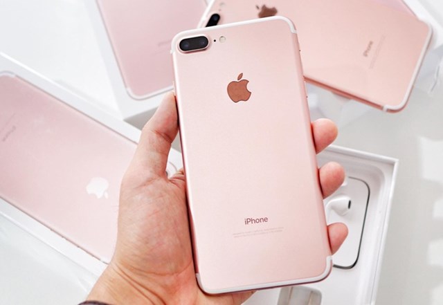 iPhone&nbsp;7 Plus&nbsp;qua sử dụng đang được ch&agrave;o b&aacute;n với gi&aacute; từ 6,7 triệu đồng, giảm 600.000 đồng so với th&aacute;ng trước. Sản phẩm vẫn được b&aacute;n ch&iacute;nh h&atilde;ng sau 4 năm l&ecirc;n kệ tại Việt Nam nhưng chủ yếu chỉ c&ograve;n h&agrave;ng bản 128 GB, gi&aacute; 8,9 triệu đồng.