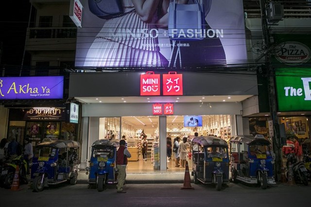 Ch&#226;n dung &#244;ng chủ Miniso: Từ c&#244;ng nh&#226;n nh&#224; m&#225;y trở th&#224;nh tỷ ph&#250; nhờ b&#225;n mọi thứ tr&#234;n đời với mức gi&#225; kh&#244;ng qu&#225; 8 USD/m&#243;n - Ảnh 3