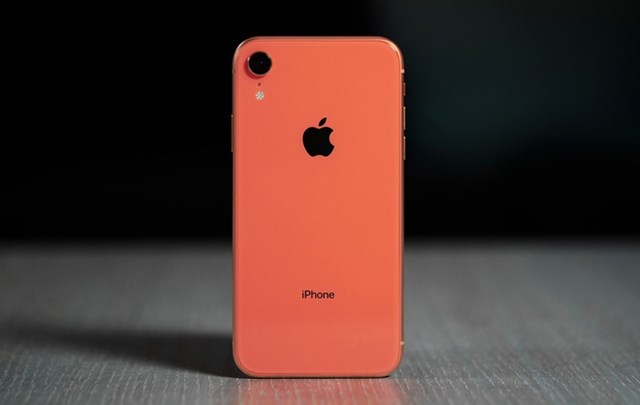 iPhone XR&nbsp;qua sử dụng đang được b&aacute;n với gi&aacute; 10,4 triệu đồng, giảm 900.000 đồng so với th&aacute;ng trước. M&aacute;y c&oacute; m&agrave;n h&igrave;nh 6,1 inch, độ ph&acirc;n giải 1.792 x 828 pixel, phần notch kh&aacute; to t&iacute;ch hợp Face ID. Model n&agrave;y d&ugrave;ng chip A12 Bionic, chỉ c&oacute; một camera ch&iacute;nh 12 MP, khẩu độ f/1.8. iPhone XR ch&iacute;nh h&atilde;ng bản 64 GB đang được b&aacute;n với gi&aacute; từ 12,3 triệu đồng.
