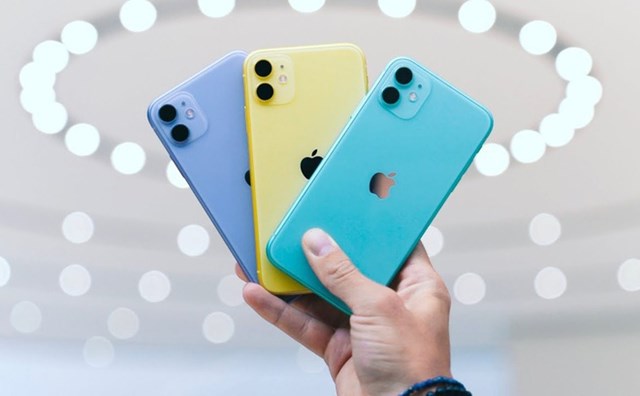 iPhone 11&nbsp;qua sử dụng đang được b&aacute;n với gi&aacute; 14,4 triệu đồng, giảm 400.000 đồng so với th&aacute;ng trước. iPhone 11 c&oacute; nhiều phi&ecirc;n bản m&agrave;u sắc trẻ trung như xanh l&aacute;, đỏ, v&agrave;ng, trắng hay t&iacute;m. Model n&agrave;y d&ugrave;ng m&agrave;n h&igrave;nh 6,1 inch, tấm nền IPS LCD thay v&igrave; OLED. M&aacute;y được trang bị chip Apple A13 Bionic, RAM 4 GB. Sản phẩm ch&iacute;nh h&atilde;ng đang được b&aacute;n với gi&aacute; từ 17 triệu đồng.