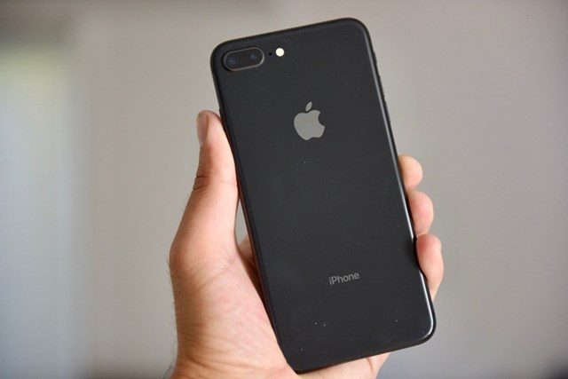 Tuy nhi&ecirc;n, thiết kế của sản phẩm được đ&aacute;nh gi&aacute; đ&atilde; lỗi thời so với c&aacute;c mẫu smartphone đời mới, viền đen ph&iacute;a tr&ecirc;n v&agrave; dưới kh&aacute; d&agrave;y. M&aacute;y được trang bị con chip&nbsp;Apple&nbsp;A11 Bionic, RAM 3 GB, camera k&eacute;p đều c&oacute; độ ph&acirc;n giải 12 MP. iPhone 8 ch&iacute;nh h&atilde;ng đ&atilde; bị khai tử ở Việt Nam. Trong khi đ&oacute;, một số hệ thống vẫn c&ograve;n b&aacute;n iPhone 8 Plus ch&iacute;nh h&atilde;ng với gi&aacute; từ 12,3 triệu đồng.
