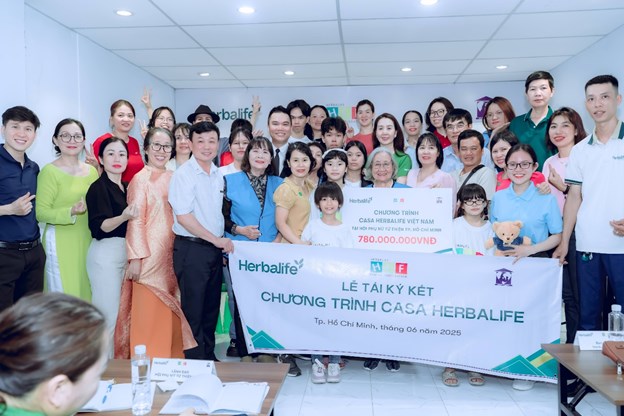&Ocirc;ng Nguyễn Th&agrave;nh Đạt &ndash; Gi&aacute;m Đốc Truyền Th&ocirc;ng Herbalife Việt Nam, Campuchia &amp; Th&aacute;i Lan c&ugrave;ng Th&agrave;nh Vi&ecirc;n Độc Lập Herbalife tại lễ t&aacute;i k&yacute; kết tại TPHCM &nbsp;