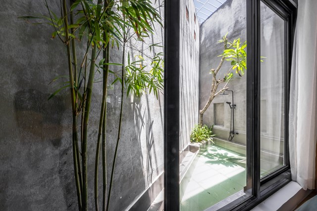 Ph&iacute;a sau căn nh&agrave; l&agrave; một chiếc hồ nhỏ nối hai kh&ocirc;ng gian nghỉ ngơi v&agrave; vệ sinh. &nbsp;