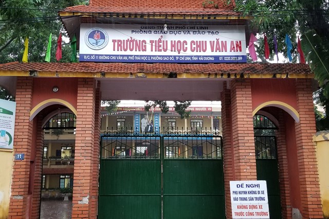 Học sinh ăn b&aacute;n tr&uacute; tại cơ sở 2 của Trường tiểu học Chu Văn An, phường Sao Đỏ, th&agrave;nh phố Ch&iacute; Linh (Hải Dương) bị thu thuế gi&aacute; trị gia tăng 10% cho mỗi suất ăn.