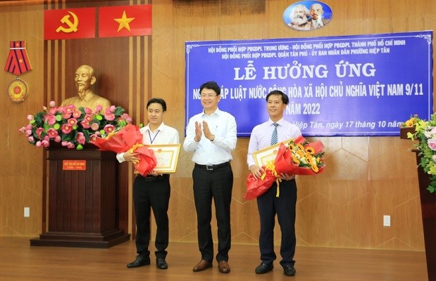 Thứ trưởng Nguyễn Thanh Tịnh trao tặng Bằng khen của Bộ trưởng Bộ Tư ph&aacute;p cho tập thể v&agrave; c&aacute; nh&acirc;n c&oacute; th&agrave;nh t&iacute;ch xuất sắc trong hưởng ứng, tổ chức triển khai Ng&agrave;y Ph&aacute;p luật Việt Nam