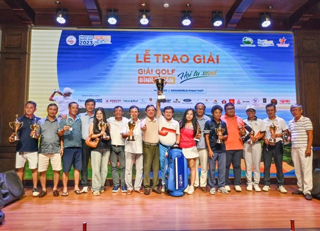 Đại diện Ban tổ chức trao giải thưởng cho c&aacute;c g&ocirc;n thủ &nbsp;