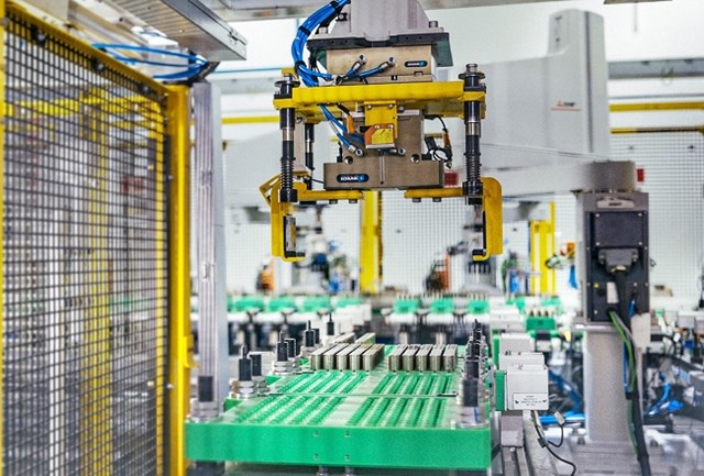 Robot sản xuất pin tại nh&agrave; m&aacute;y VinES &nbsp;