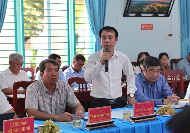 Chủ tịch UBND x&atilde; Vĩnh Hải Nguyễn Văn Quế ph&aacute;t biểu, b&aacute;o c&aacute;o tại buổi l&agrave;m việc của Đo&agrave;n c&ocirc;ng t&aacute;c.