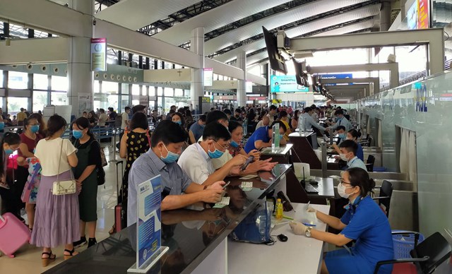 Lượng kh&aacute;ch đi m&aacute;y bay đang tăng mạnh - Ảnh: Kh&aacute;ch l&agrave;m thủ tục h&agrave;ng kh&ocirc;ng tại s&acirc;n bay Nội B&agrave;i đầu t&aacute;ng 10/2020 - Ảnh: Dương Ngọc