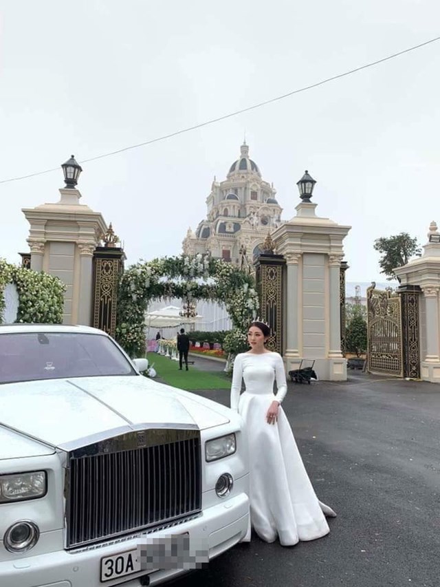C&ocirc; d&acirc;u xinh đẹp b&ecirc;n chiếc xế sang v&agrave; l&agrave; chủ nh&acirc;n của bữa tiệc cưới ho&agrave;nh tr&aacute;ng tại l&acirc;u đ&agrave;i Nam Định.