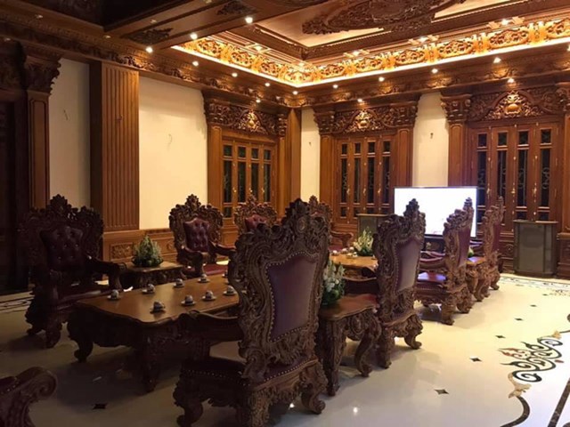 Nội thất sang trọng ph&iacute;a trong l&acirc;u đ&agrave;i.
