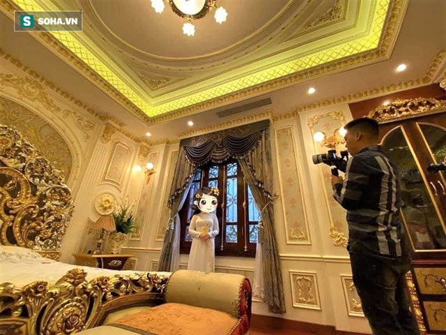 C&aacute;c chi tiết trang tr&iacute; trong nh&agrave; đều c&oacute; t&ocirc;ng m&agrave;u v&agrave;ng, theo phong c&aacute;ch cổ điển. Ảnh: Facebook