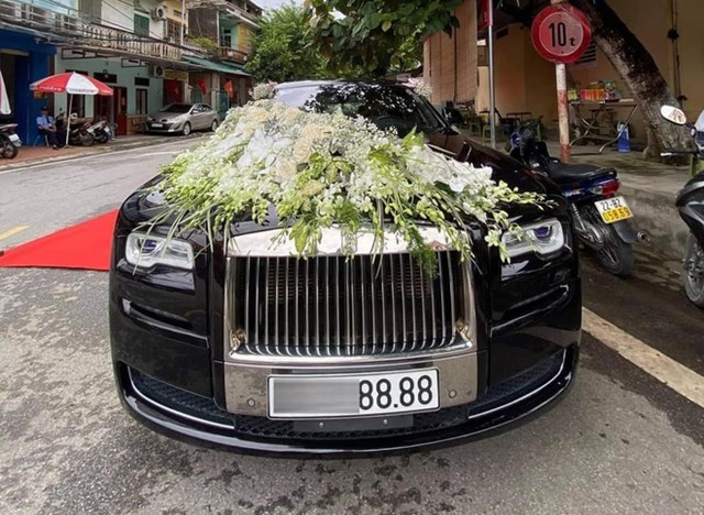 Chiếc Rolls- Royce được trang tr&iacute; để đưa đ&oacute;n t&acirc;n lang, t&acirc;n nương trong lễ hỏi vừa diễn ra. &nbsp;