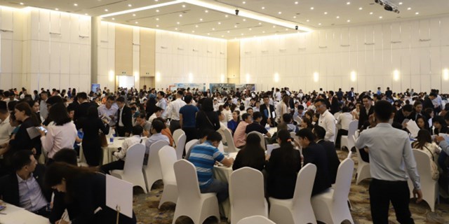 Đ&ocirc;ng đảo kh&aacute;ch h&agrave;ng tham dự đợt ra mắt đầu ti&ecirc;n v&agrave; 100% sản phẩm c&ocirc;ng bố đ&atilde; được chọn căn th&agrave;nh c&ocirc;ng