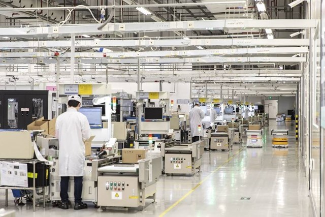 Một g&oacute;c nh&agrave; m&aacute;y sản xuất điện thoại của Huawei tại Đ&ocirc;ng Hoản, Trung Quốc, hồi th&aacute;ng 1 vừa qua. Ảnh:&nbsp;Bloomberg.