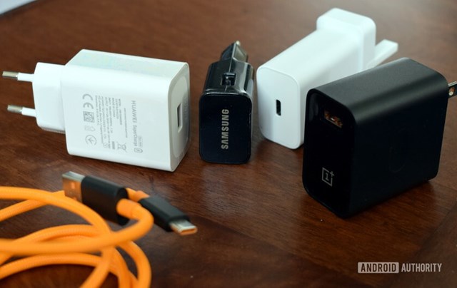 C&aacute;c h&atilde;ng Android đầu tư v&agrave; quảng b&aacute; cho c&ocirc;ng nghệ sạc nhanh, n&ecirc;n sẽ kh&ocirc;ng hợp l&yacute; nếu họ bỏ củ sạc.