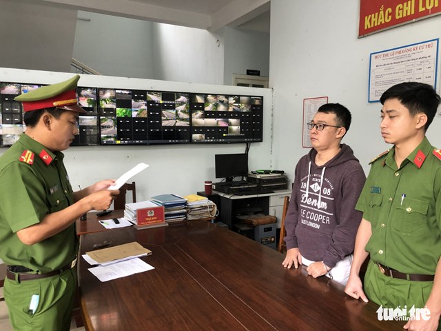 Cơ quan c&ocirc;ng an tống đạt c&aacute;c quyết định - Ảnh: Đ.C.