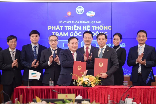 Viettel v&agrave; Vingroup k&yacute; thỏa thuận hợp t&aacute;c ph&aacute;t triển hệ thống trạm thu ph&aacute;t s&oacute;ng 5G&nbsp;