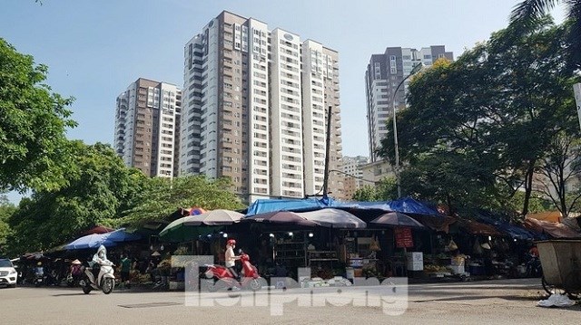 Tại l&ocirc; đất C2 hiện đang qu&acirc;y t&ocirc;n k&iacute;n m&iacute;t, xung quanh khu đất dự &aacute;n đang được trưng dụng l&agrave;m khu chợ tạm khiến khu đ&ocirc; thị từng được coi l&agrave; kiểu mẫu trở l&ecirc;n nhếch nh&aacute;c, g&acirc;y mất mỹ quan đ&ocirc; thị.