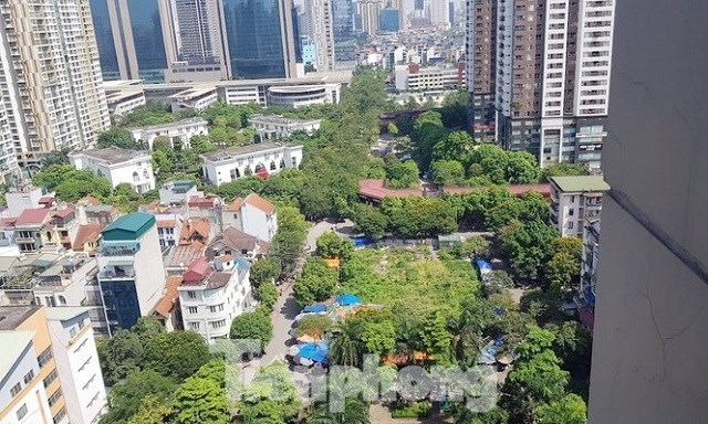 &Ocirc; đất dịch vụ cuối c&ugrave;ng k&yacute; hiệu C2 bỏ hoang gần 20 năm qua kh&ocirc;ng triển khai c&ograve;n chủ đầu tư li&ecirc;n tục xin điều chỉnh quy hoạch theo hướng n&acirc;ng tầng cao.