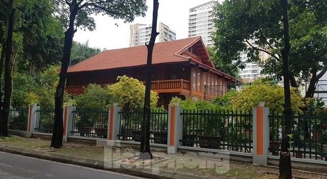 Ng&ocirc;i nh&agrave; s&agrave;n 2 tầng bằng gỗ tr&aacute;i ph&eacute;p trong khu&ocirc;n vi&ecirc;n Trường tiểu học Ng&ocirc;i sao H&agrave; Nội.