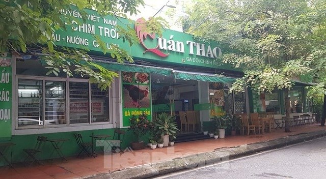 Nh&agrave; h&agrave;ng rộng cả trăm m2 nằm ngay ph&iacute;a sau khu&ocirc;n vi&ecirc;n trường. Nh&agrave; h&agrave;ng đặt b&agrave;n ghế lấn chiếm vỉa h&egrave;, lối đi bộ của người d&acirc;n.