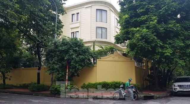 Tại &ocirc; đất T2 thực hiện dự &aacute;n Cải tạo, n&acirc;ng cấp trường mầm non Hoa Tr&agrave; My c&ograve;n c&oacute; c&ocirc;ng tr&igrave;nh nh&agrave; ở ki&ecirc;n cố sang trọng 3 tầng, lu&ocirc;n k&iacute;n cổng cao tường.