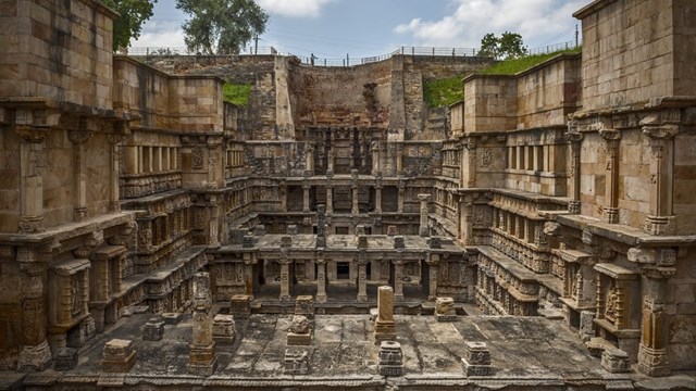 Đ&acirc;y l&agrave; Di sản Thế giới được UNESCO c&ocirc;ng nhận, Rani Ki Vav được x&acirc;y dựng v&agrave;o thế kỷ 11 bởi Nữ ho&agrave;ng Udayamati của triều đại Chalukya để tưởng nhớ người chồng đ&atilde; khuất của b&agrave;.