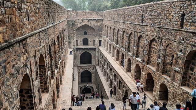 Agrasen Ki Baoli&nbsp;nằm ở trung t&acirc;m của New Delhi, c&oacute; tổng cộng 108 bậc thang rộng r&atilde;i, dẫn xuống một hồ chứa nước c&oacute; m&aacute;i che nay đ&atilde; cạn.&nbsp;