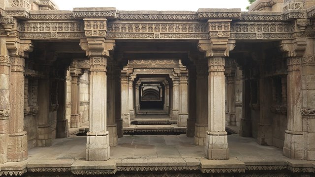 L&agrave; sự pha trộn tuyệt đẹp giữa kiến tr&uacute;c Hồi gi&aacute;o v&agrave; Ấn Độ gi&aacute;o,&nbsp;Adalaj Stepwell&nbsp;nằm trong một ng&ocirc;i l&agrave;ng nhỏ c&ugrave;ng t&ecirc;n gần Ahmedabad ở bang Gujarat. Giếng c&oacute; năm tầng v&agrave; một m&ecirc; cung gồm c&aacute;c ph&ograve;ng, lối đi v&agrave; sảnh được chạm khắc tinh xảo.N&oacute; cũng được coi l&agrave; minh chứng cho một t&igrave;nh y&ecirc;u vĩnh cửu.&nbsp;