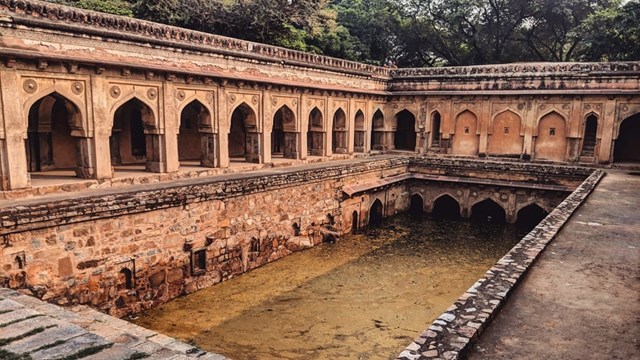 Một điểm dừng ch&acirc;n đ&aacute;ng ch&uacute; &yacute; kh&aacute;c ở Delhi l&agrave;&nbsp;Rajon Ki Baoli&nbsp;(ảnh) nằm trong khu phố cổ Mehrauli của th&agrave;nh phố New Delhi.&nbsp;