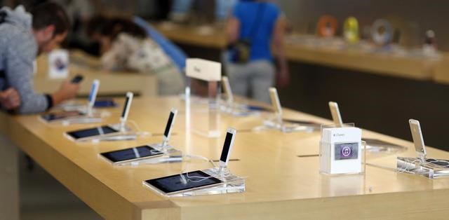 Apple ngẫu nhi&ecirc;n th&agrave;nh "ngư &ocirc;ng đắc lợi" trong cuộc đua giữa c&aacute;c nh&agrave; mạng.