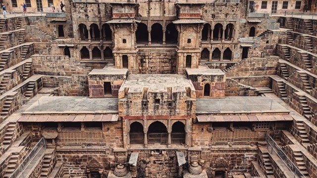 Giếng bậc thang&nbsp;Chand Baori l&agrave; một trong những c&ocirc;ng tr&igrave;nh kiến tr&uacute;c ấn tượng nhất ở Ấn Độ, nằm ở l&agrave;ng Abhaneri c&aacute;ch th&agrave;nh phố hồng Jaipur, Rajasthan khoảng 60 km. Giếng cổ n&agrave;y c&oacute; ni&ecirc;n đại hơn 1.000 năm.
