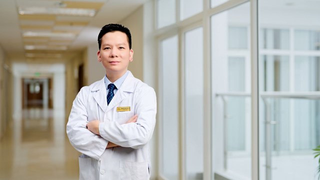 TS.BS Đ&agrave;o Đức Dũng - người đ&atilde; thực hiện v&agrave; chủ tr&igrave; h&agrave;ng trăm ca phẫu thuật phức tạp &nbsp;