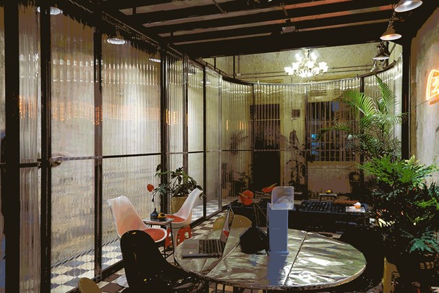 Bảng m&#224;u cuộc sống đường phố cổ điển trong ng&#244;i nh&#224; ở &#39;phố Wall S&#224;i G&#242;n&#39; - Ảnh 3