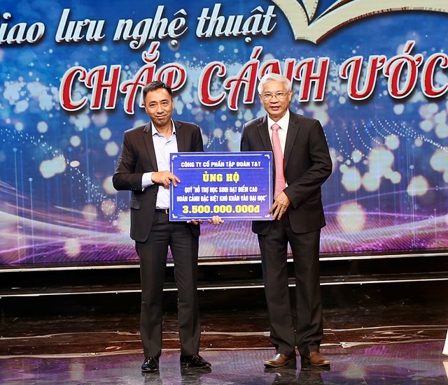 &Ocirc;ng Nguyễn Anh Tuấn, Ph&oacute; Tổng Gi&aacute;m đốc Tập đo&agrave;n T&amp;T Group (b&ecirc;n tr&aacute;i) trao ủng hộ 3,5 tỷ đồng cho Quỹ hỗ trợ học sinh đạt điểm cao c&oacute; ho&agrave;n cảnh đặc biệt kh&oacute; khăn v&agrave;o đại học của tỉnh H&agrave; Tĩnh.